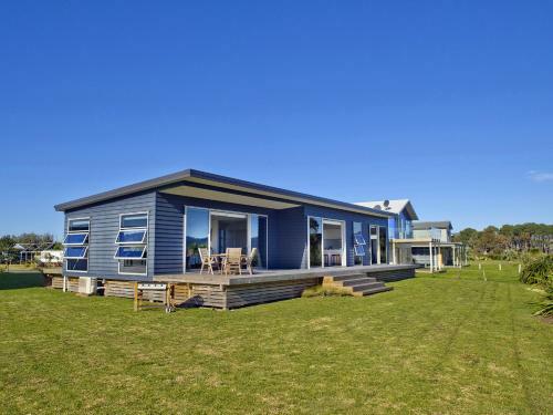 Absolute Waterfront - Matarangi Holiday Home