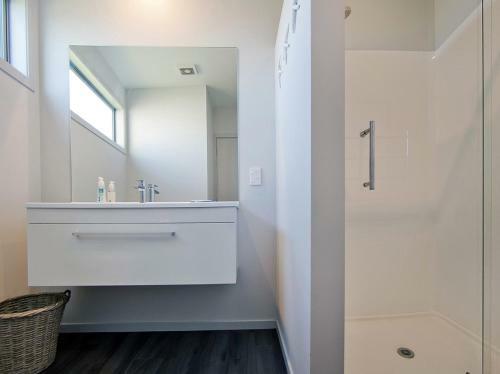 Absolute Waterfront - Matarangi Holiday Home