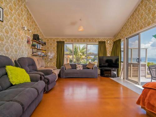 Beachfront Hideaway - Matarangi Holiday Home
