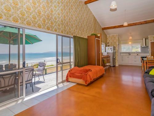 Beachfront Hideaway - Matarangi Holiday Home