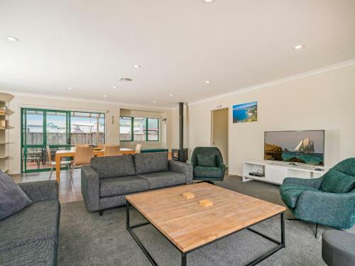The Sunny Bach - Cooks Beach Holiday Home