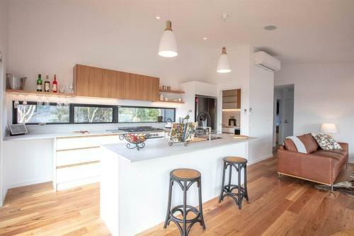 Stone & Crow - Beautiful Home Away From Home!