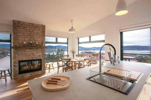Stone & Crow - Beautiful Home Away From Home!