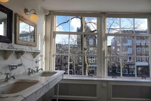 Spiegelgracht Apartments With Canal View