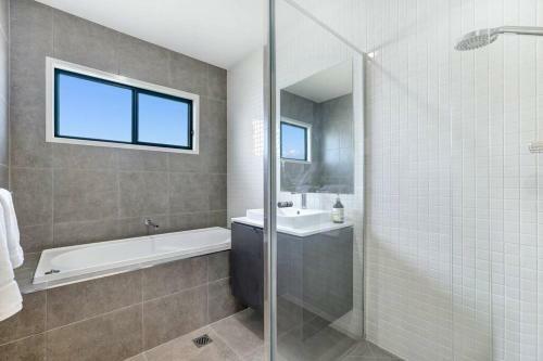 Gold Coast Theme Parks Up To 8 Guests Modern House