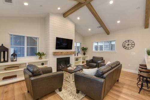 Rustic Modern Home Near Sutter St &historic Folsom