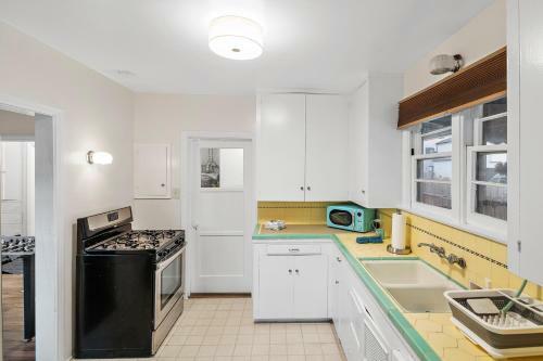 Classic Hb Home On Huge Corner Lot