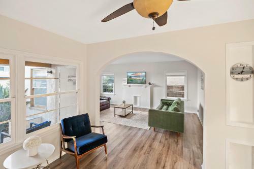 Classic Hb Home On Huge Corner Lot