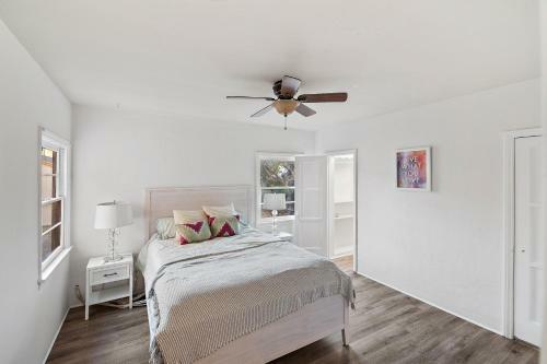 Classic Hb Home On Huge Corner Lot