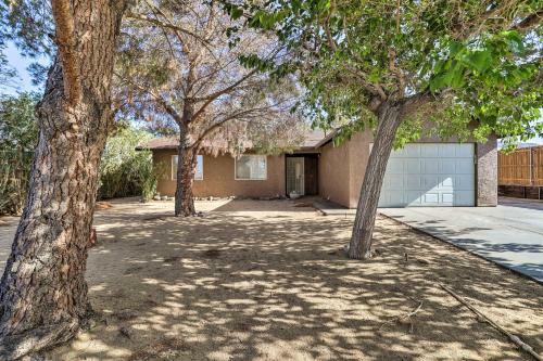 Joshua Tree Escape With Private Yard And Hot Tub!