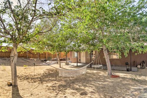 Joshua Tree Escape With Private Yard And Hot Tub!