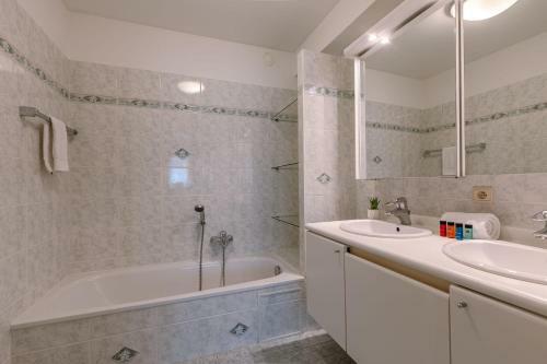 Charming And Spacious Apartment With Parking In Centre Knokke