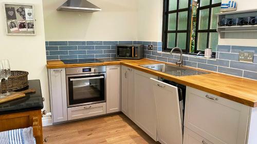 Looking Glass Cottage And Baskerville Retreat Cottage