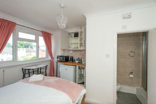 Motel Studio Apartment By Rajmoni Retrearts