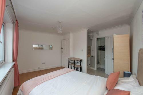 Motel Studio Apartment By Rajmoni Retrearts