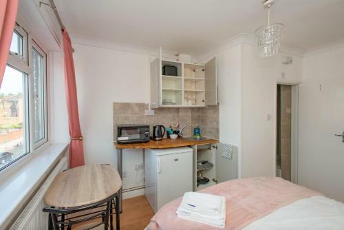 Motel Studio Apartment By Rajmoni Retrearts
