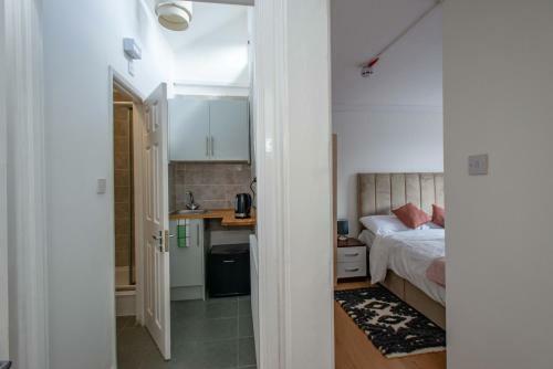 Motel Studio Apartment By Rajmoni Retrearts
