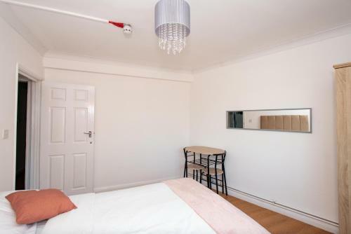 Motel Studio Apartment By Rajmoni Retrearts