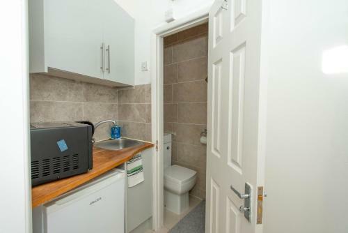 Motel Studio Apartment By Rajmoni Retrearts
