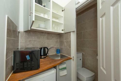 Motel Studio Apartment By Rajmoni Retrearts