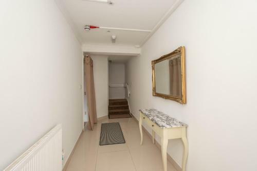 Motel Studio Apartment By Rajmoni Retrearts