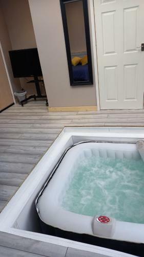 Stunning 1-bed Cabin In Bromley With Hot Tub
