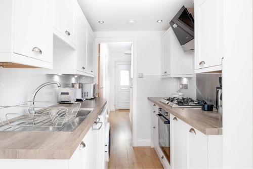 Canal Views Stunning House With Parking Sleeps 9
