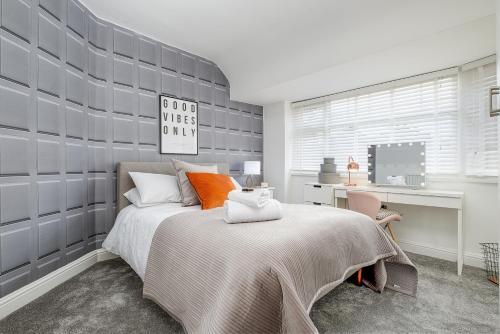 Canal Views Stunning House With Parking Sleeps 9