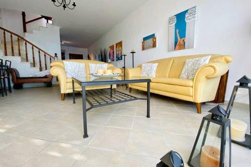 Villa Luxurious 3-bdrm Maisonette With Sea Views