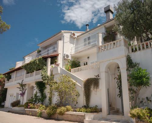 Apartments Lastovo Sili?