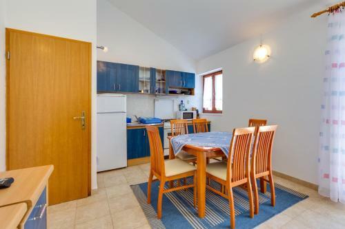 Hostal Apartments Nives, Artatore