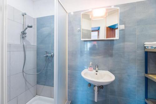 Apartments With A Parking Space Novi Vinodolski - 10270