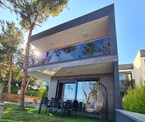 �zel Havuz Ve Deniz Manzaral? Yeni Villa