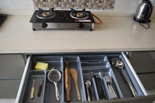 Lime Tree Three Bhk Serviced Apartment Golf Course Extension Near Hong Kong Bazaar