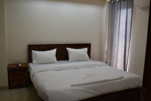 Lime Tree Three Bhk Serviced Apartment Golf Course Extension Near Hong Kong Bazaar