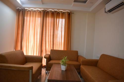 Lime Tree Three Bhk Serviced Apartment Golf Course Extension Near Hong Kong Bazaar