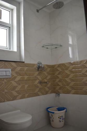 Lime Tree Three Bhk Serviced Apartment Golf Course Extension Near Hong Kong Bazaar