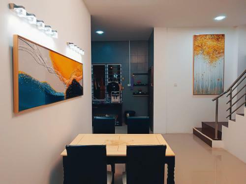 Amazing 4 Bedroom Townhouse With Ample Parking