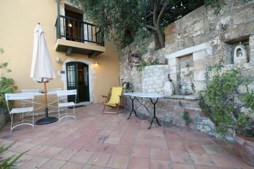 Hostal Agathes Traditional Houses