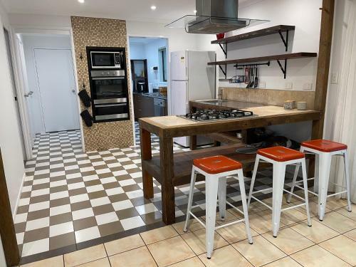 Tamborine Accommodation 84 Eagle Heights Road 6 Bedroom 3 Baths Parking