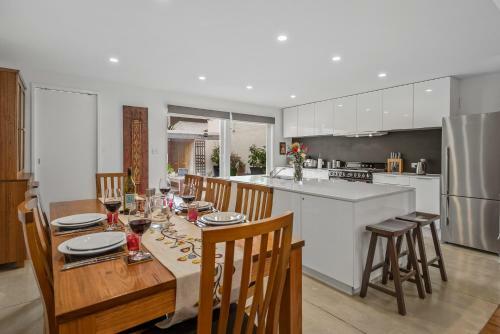 Villa Staycentral - Richmond Residence