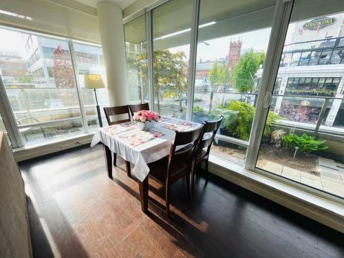 Apartamento Spacious Downtown 2 Bedroom Condo With Pool And Air Conditioning