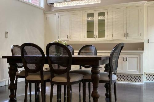 Apartamento Cheerful 3 Bedroom Resedential Home