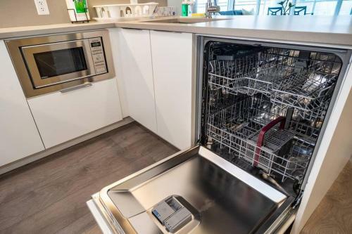 Apartamento Luxury 2br Condo W/ Great View In Surrey Center