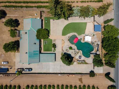 Midcentury Ranch With Grotto Pool And Spa