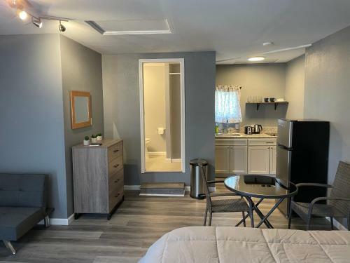 Hostal Spacious Suite With Private Entry