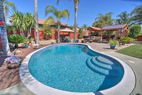 Upscale Winchester Gem With Yard, Gym And 2 Bars!