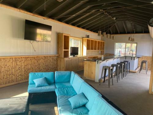 Apartamento 10 Acres Ranch W/ Horses, Pond, And More!