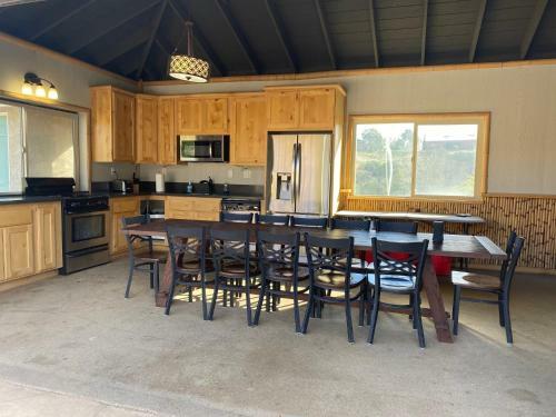 Apartamento 10 Acres Ranch W/ Horses, Pond, And More!
