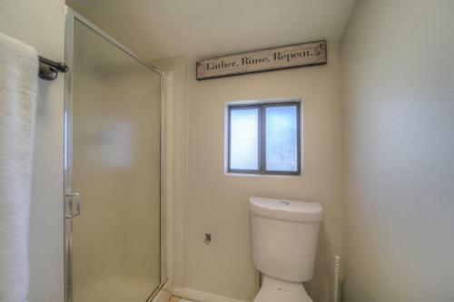 Apartamento 10 Acres Ranch W/ Horses, Pond, And More!